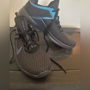 BLACK NIKE TRAINING/RUNNING SHOES